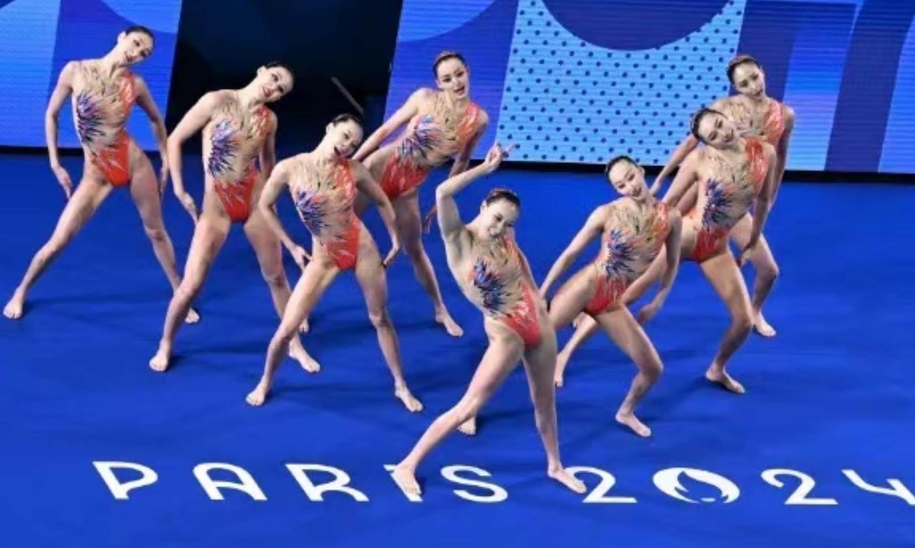 卡雷拉斯染红全程：对裁判让任意球重开不满染黄，随后抱怨吃直红